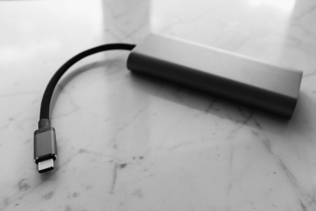 USB-C-adapter med kabel på en hvid marmoroverflade