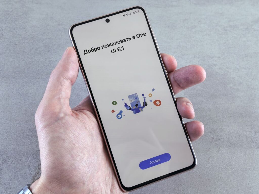 Hånd holder en smartphone under opsætningen af en ny app