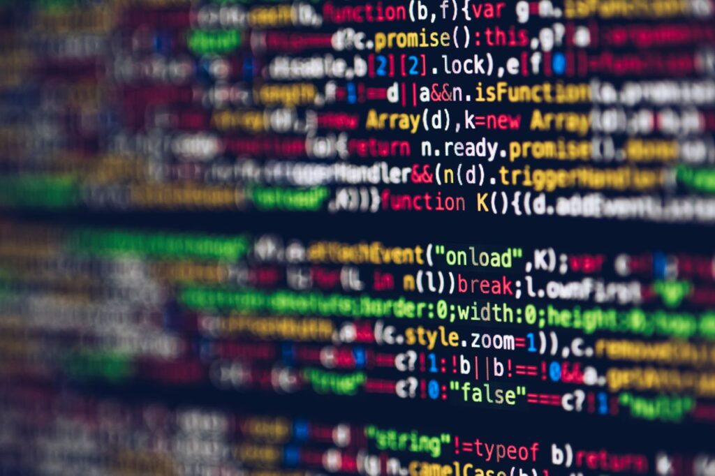 Farverig kildekode på en computerskærm