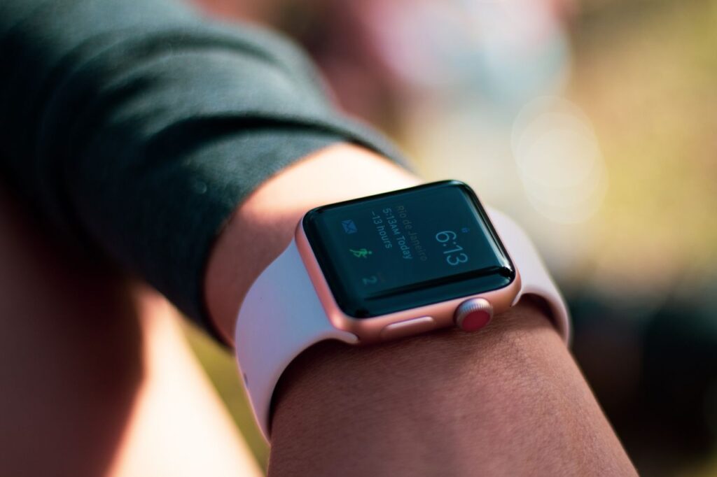 Smartwatch med lyserød rem på et håndled