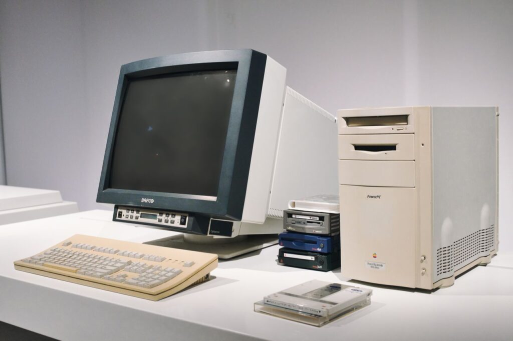 Ældre stationær computer med billedrørsskærm og tastatur