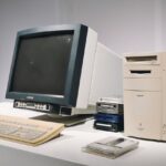 Ældre stationær computer med billedrørsskærm og tastatur